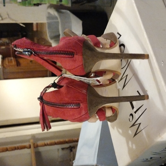 Zara's High Heels: Woman's Size 7.5. Strapless w/Black Zipper Along Side Back - Picture 3 of 4